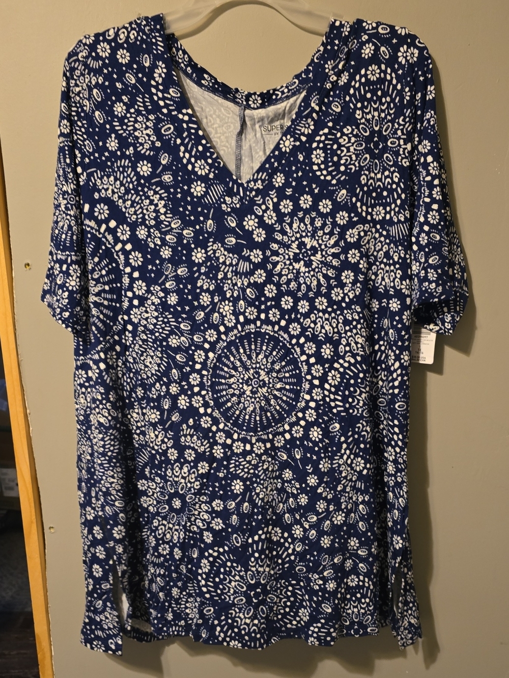 Torrid Women's Blue V-Neck Printed Top